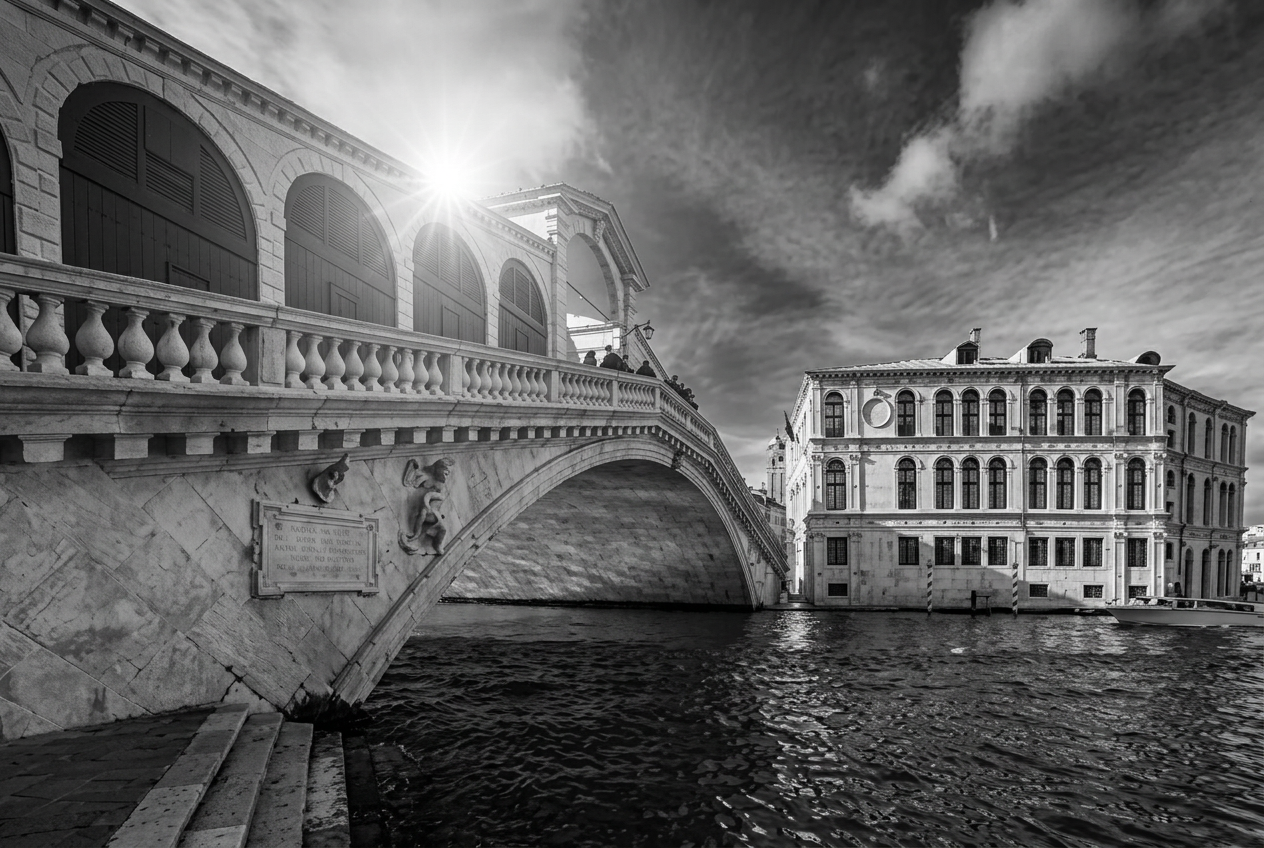 Black-and-white photograph of the Rialto Bridge over the Grand Canal in Venice